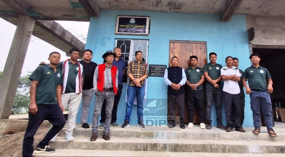 SDO, PHED, Er Volie Rentta with other officials during the inauguration of Tening Town Youth Organisation office at Tening town on June 20 last. (DIPR Photo)
